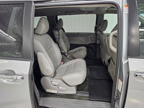 Used 2015 Toyota Sienna XLE Premium FWD image 19