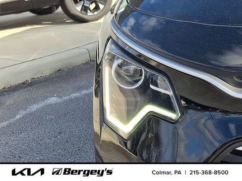 Used 2023 Kia Niro EX image 11
