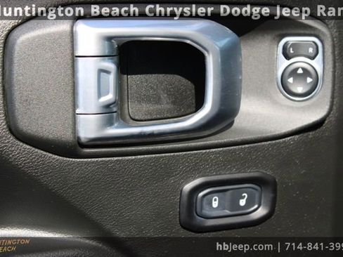 Used 2022 Jeep Gladiator Willys image 16