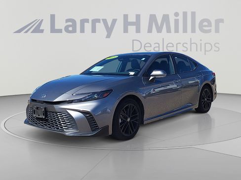 Used 2025 Toyota Camry SE FWD image 1