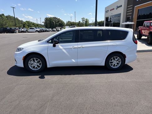 New 2026 Chrysler Pacifica Select FWD image 33