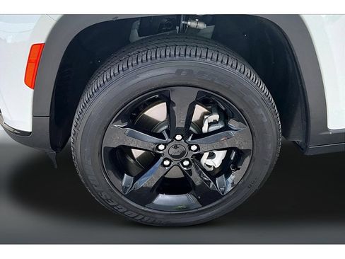 Used 2025 Jeep Grand Cherokee L Altitude AWD/4WD image 32