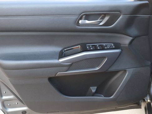 Used 2023 Nissan Pathfinder SL w/ SL Black Package FWD image 21