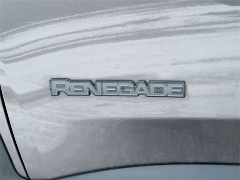 Used 2016 Jeep Renegade Latitude image 10