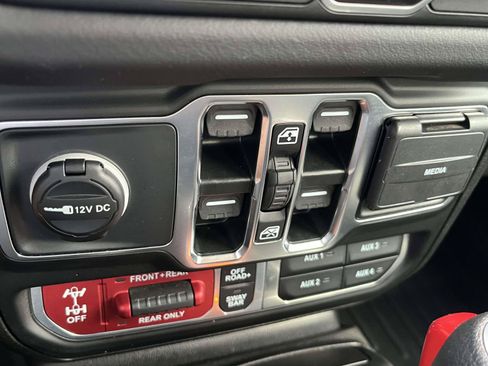 Used 2025 Jeep Wrangler Unlimited Rubicon 4xe w/ Convenience Group AWD/4WD image 20