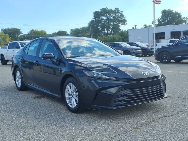 Used 2025 Toyota Camry LE FWD image 3