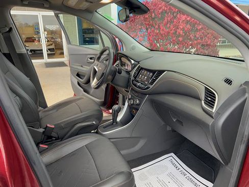 Used 2022 Chevrolet Trax LT w/ LT Convenience Package image 17