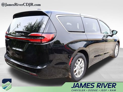 Used 2025 Chrysler Pacifica Select FWD image 14