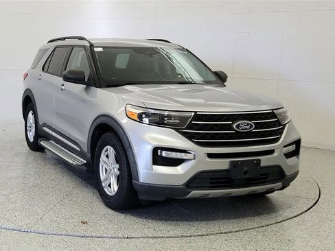 Used 2022 Ford Explorer XLT w/ Equipment Group 202A AWD/4WD image 2