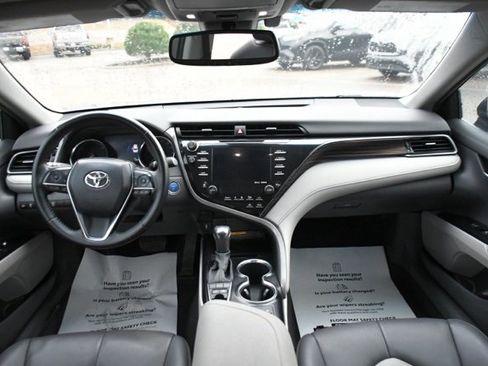 Used 2020 Toyota Camry XLE image 10