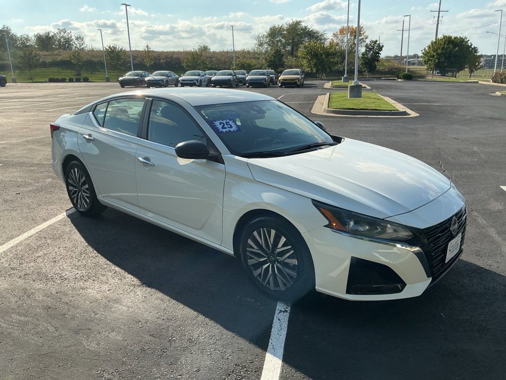 Used 2025 Nissan Altima 2.5 SV FWD image 13