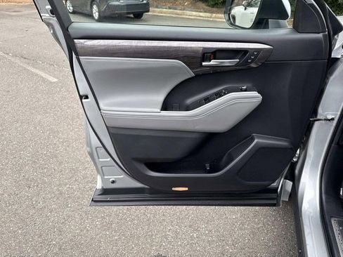 Used 2023 Toyota Highlander Limited image 13