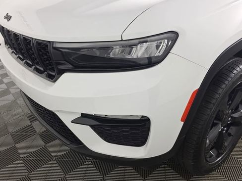 Used 2024 Jeep Grand Cherokee Limited w/ Black Appearance Package image 46