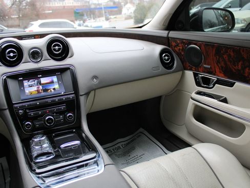 Used 2017 Jaguar XJ R-Sport image 12