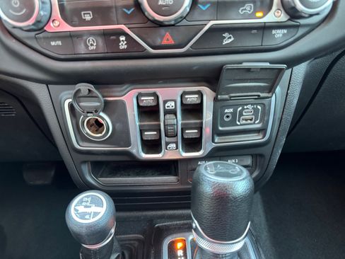 Used 2018 Jeep Wrangler Unlimited Sport S AWD/4WD image 25