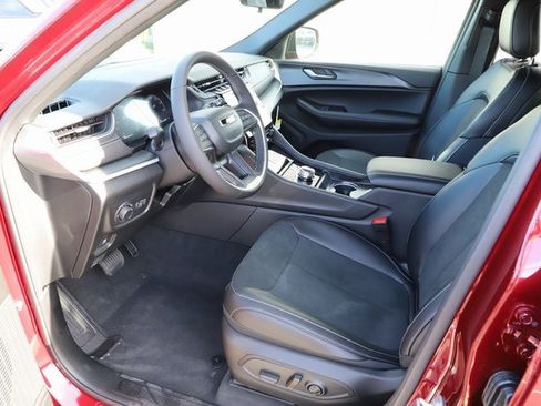 New 2025 Jeep Grand Cherokee Altitude image 9