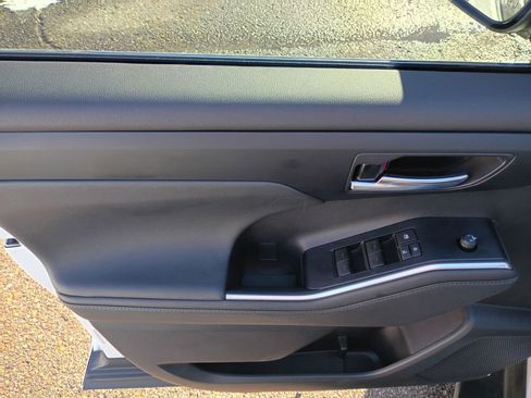 Used 2024 Toyota Highlander XLE image 9