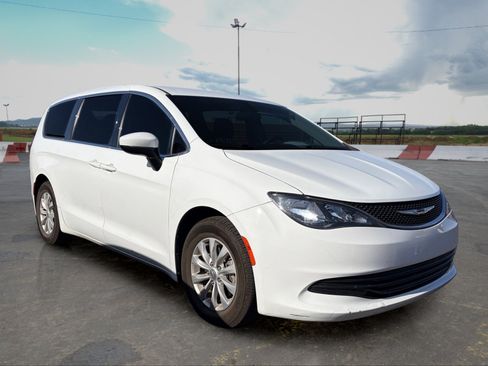 Used 2018 Chrysler Pacifica LX w/ Tire & Wheel Group FWD image 2
