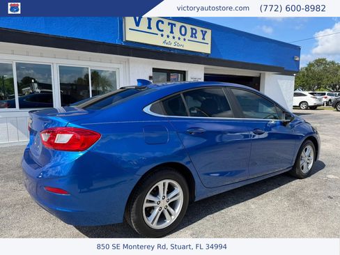 Used 2017 Chevrolet Cruze LT FWD image 3