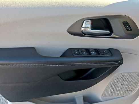 Used 2024 Chrysler Pacifica Touring-L image 12