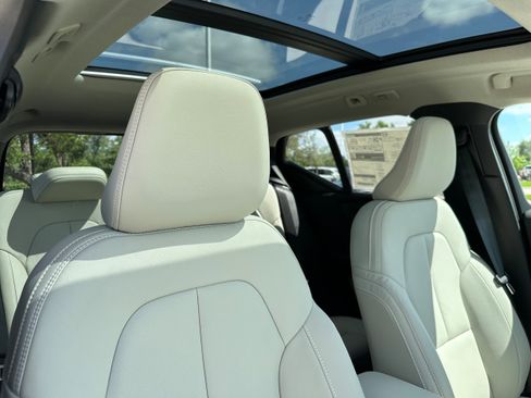 Used 2025 Volvo XC40 B5 Plus w/ Protection Package Premier image 9