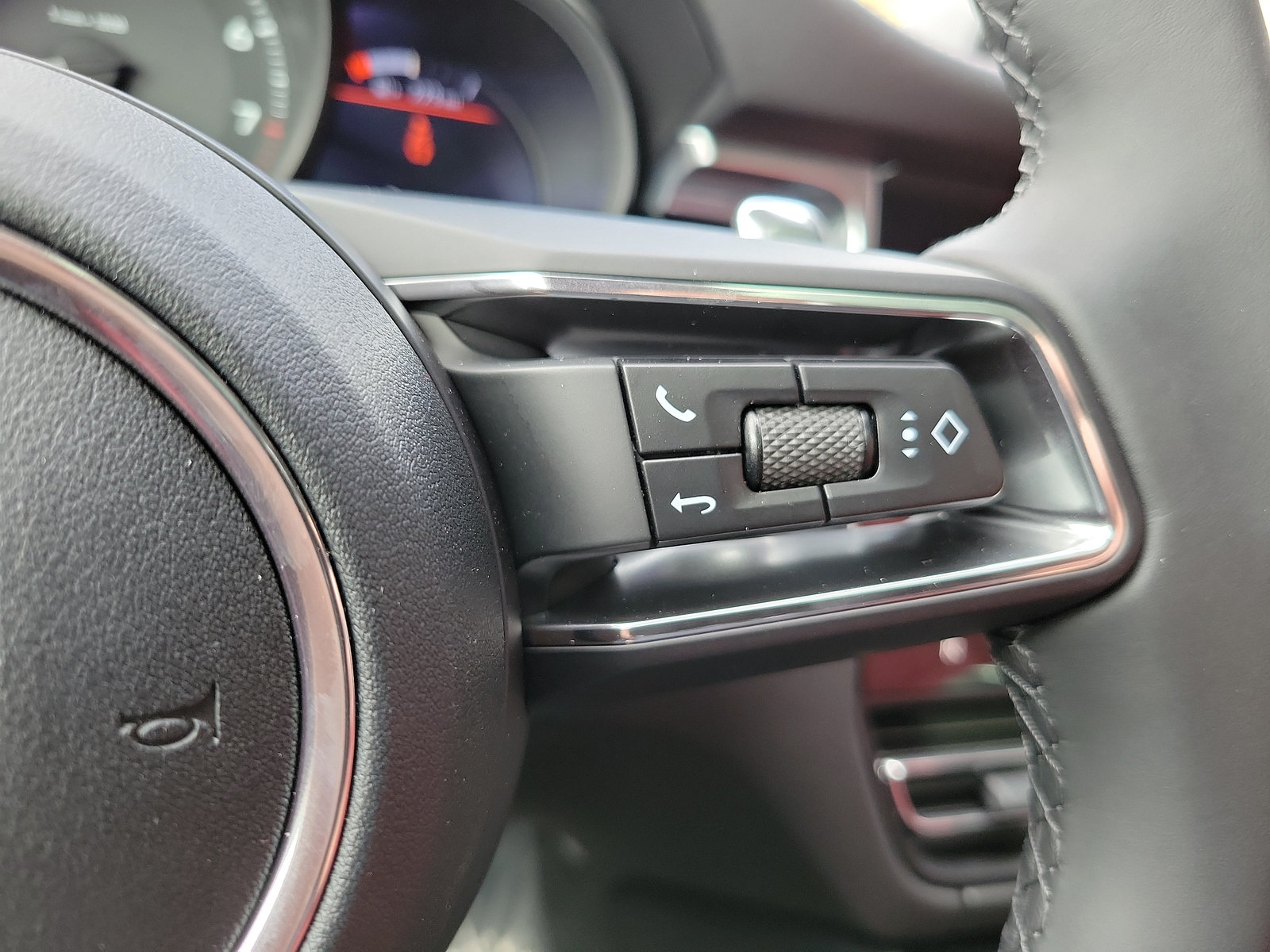 Certified 2023 Porsche Macan AWD/4WD image 30