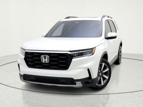 Used 2025 Honda Pilot Touring image 2