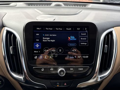 Used 2023 Chevrolet Equinox Premier AWD/4WD image 18