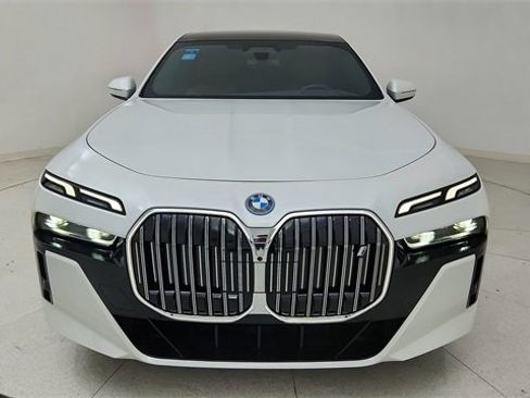 Used 2023 BMW i7 xDrive60 image 13