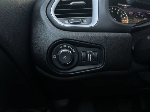 Used 2021 Jeep Renegade Latitude FWD image 25