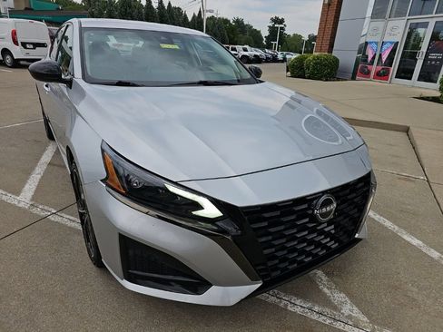 Used 2023 Nissan Altima 2.5 SR w/ SR Premium Package AWD/4WD image 2