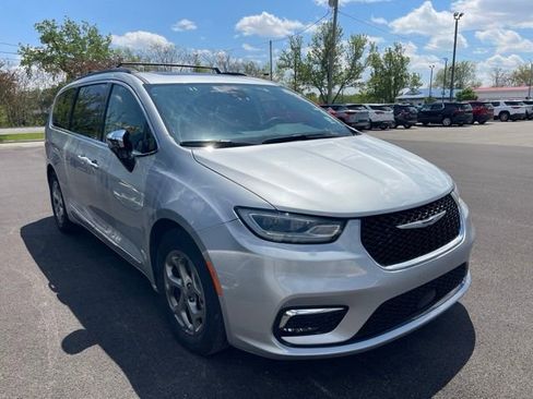 Used 2023 Chrysler Pacifica Limited FWD image 2