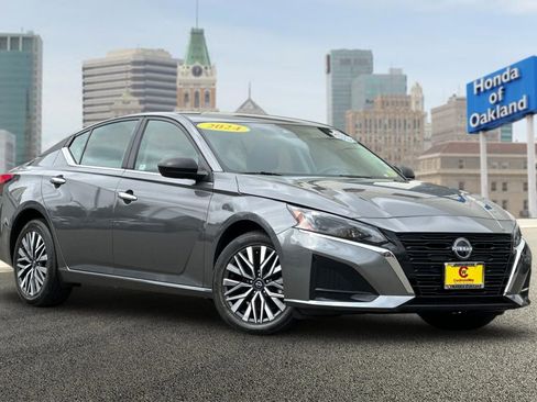 Used 2024 Nissan Altima 2.5 SV AWD/4WD image 2