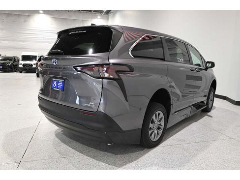 Used 2023 Toyota Sienna LE FWD image 6
