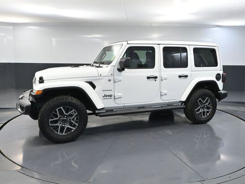 Used 2024 Jeep Wrangler Unlimited Sahara w/ Technology Group AWD/4WD image 12