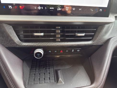 Certified 2025 Ford Explorer Platinum w/ LUX Leather Package image 31