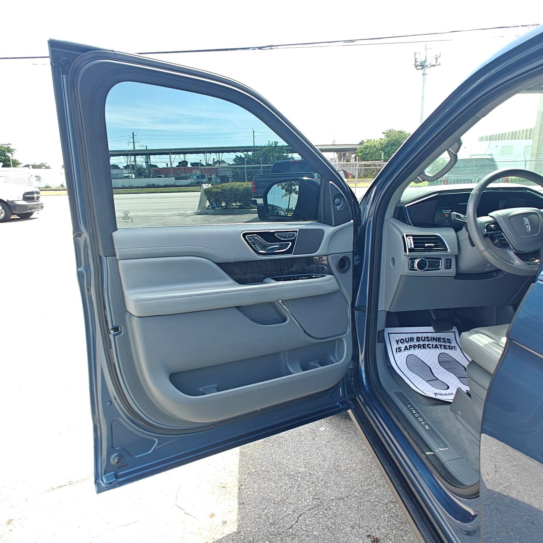 Used 2019 Lincoln Navigator Select RWD image 11