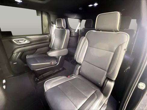 Used 2023 GMC Yukon XL SLT w/ SLT Luxury Package AWD/4WD image 18