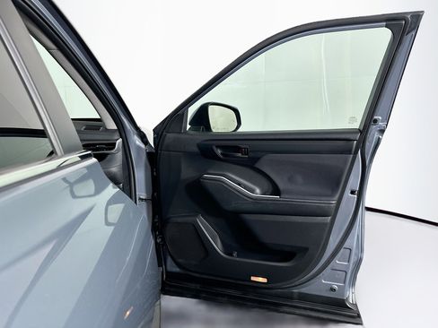 Used 2023 Toyota Highlander LE image 33