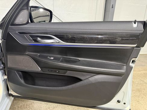 Used 2019 BMW 740i w/ M Sport Package image 32