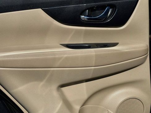 Used 2017 Nissan Rogue S FWD image 27