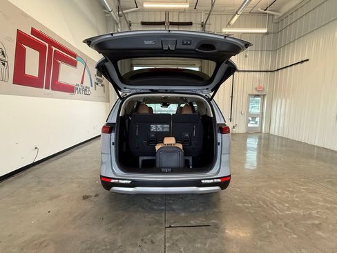 Used 2024 Kia Carnival EX FWD image 18