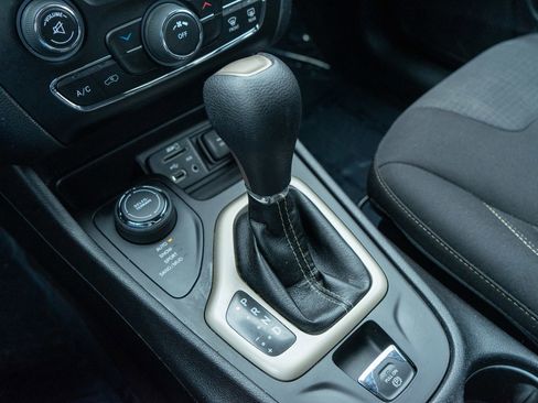 Used 2017 Jeep Cherokee Latitude w/ Cold Weather Group image 20