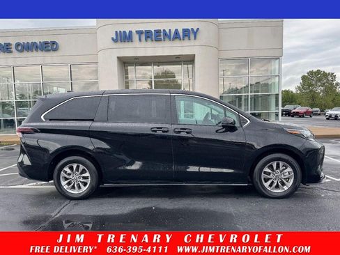Used 2025 Toyota Sienna LE FWD image 1