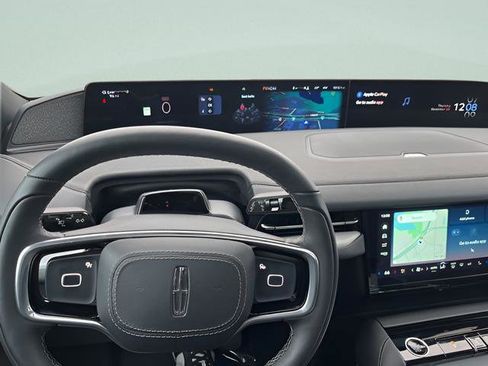 Used 2025 Lincoln Navigator Reserve w/ Jet Appearance Package image 9