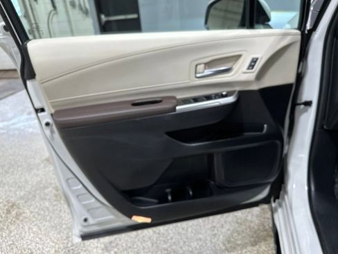 Certified 2024 Toyota Sienna Platinum AWD/4WD image 11