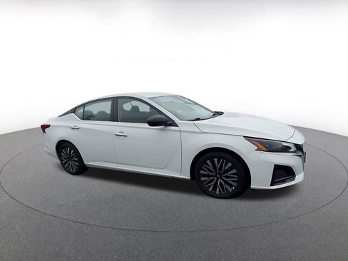 Used 2025 Nissan Altima 2.5 SV FWD image 2