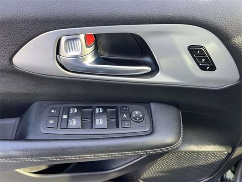 Certified 2025 Chrysler Pacifica Limited image 11