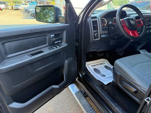 Used 2017 RAM 1500 Express AWD/4WD image 10