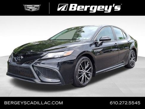 Used 2022 Toyota Camry SE FWD image 1